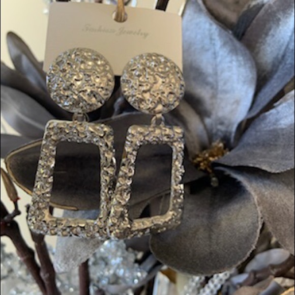 Earring - Picture 2 of 3